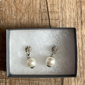 Pearl dangling earrings